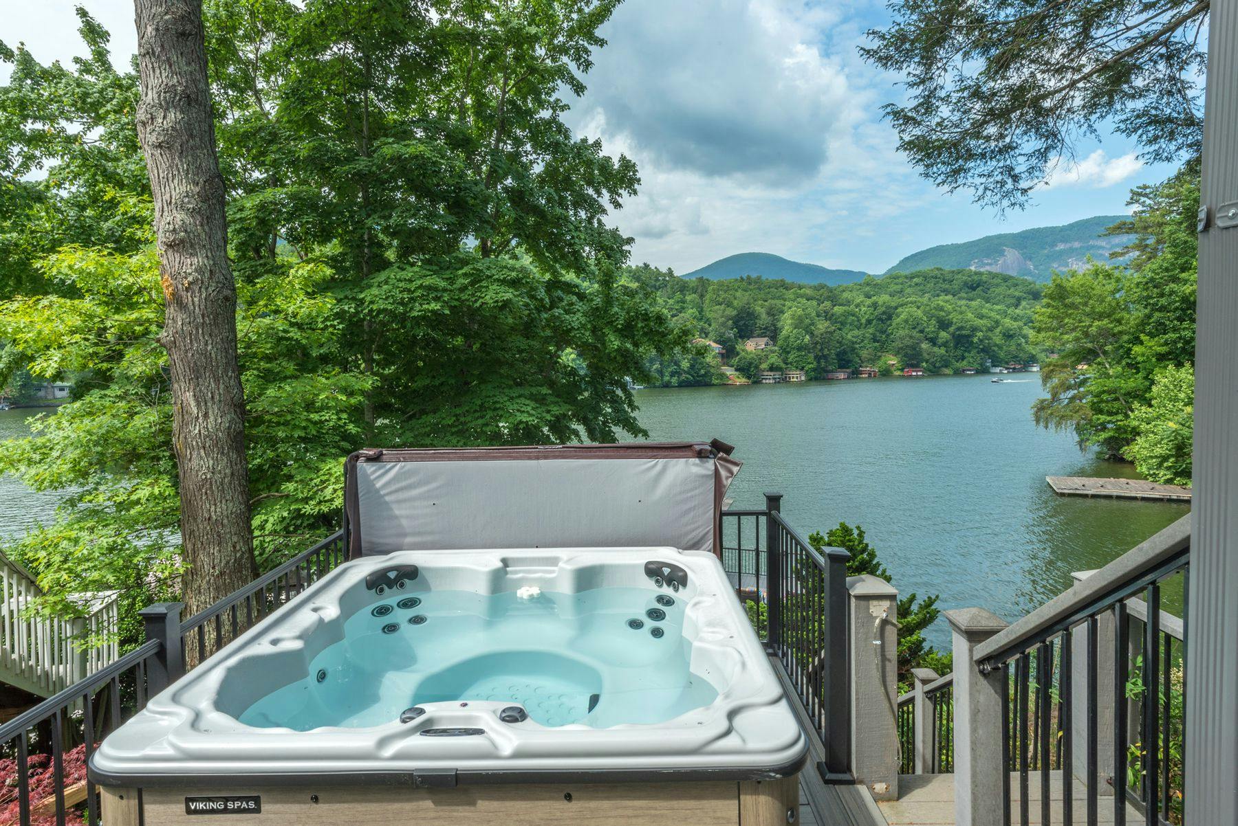 Lakefront hot tub in NC