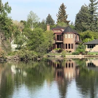 Vacation rental on the banks of the Deschutes River.