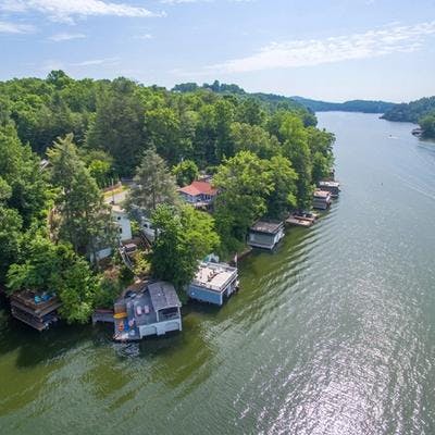 Aerial view of a lakefront vacation rental.